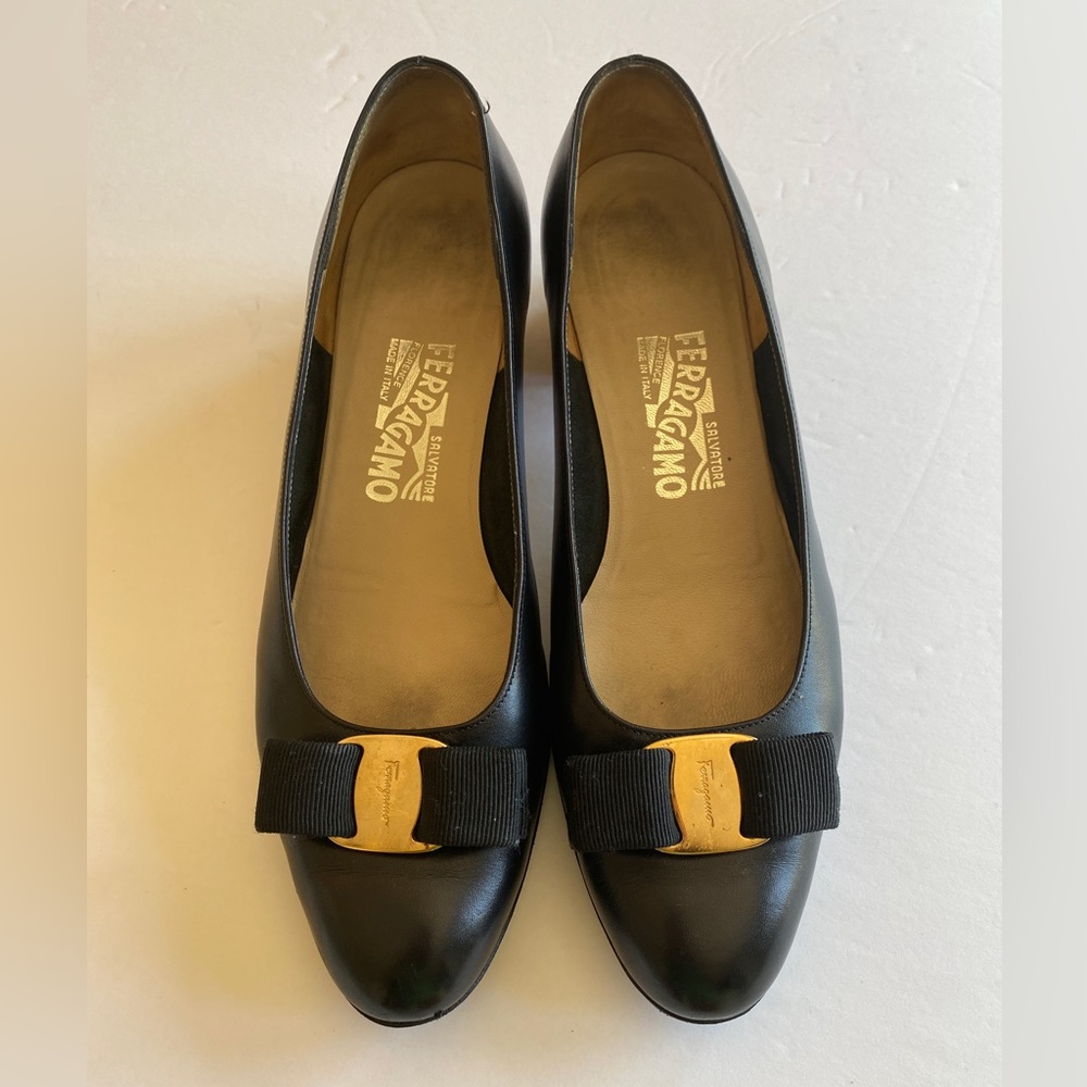 Salvatore Ferragamo 8B black leather vara bow pump